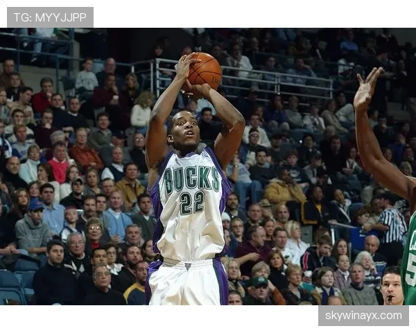 迈克尔·里德无球跑动提升投篮效率拉开阵容空间